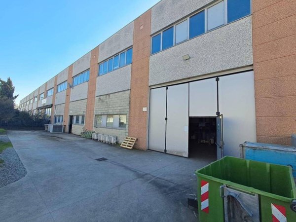 locale commerciale in vendita a Brusaporto