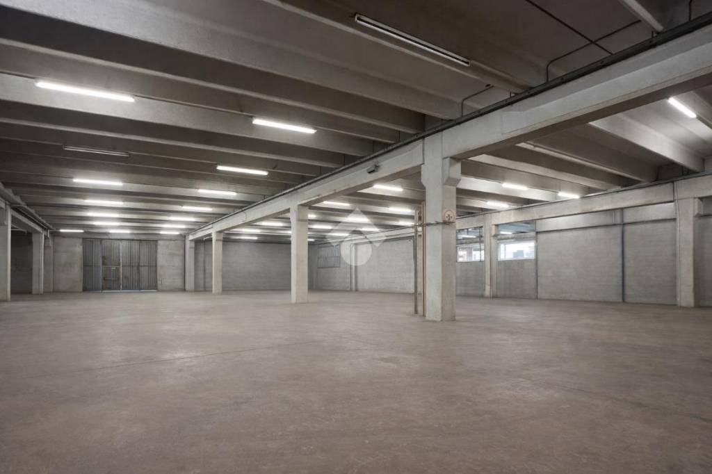 locale commerciale in vendita a Brusaporto