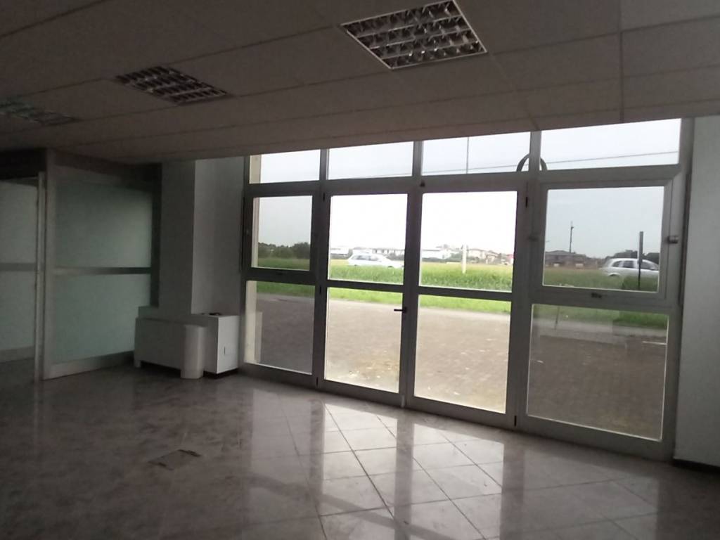 locale commerciale in vendita a Calcinate