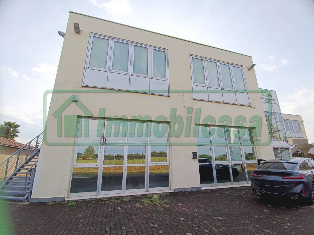 locale commerciale in vendita a Calcinate