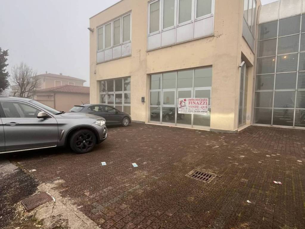 negozio in vendita a Calcinate