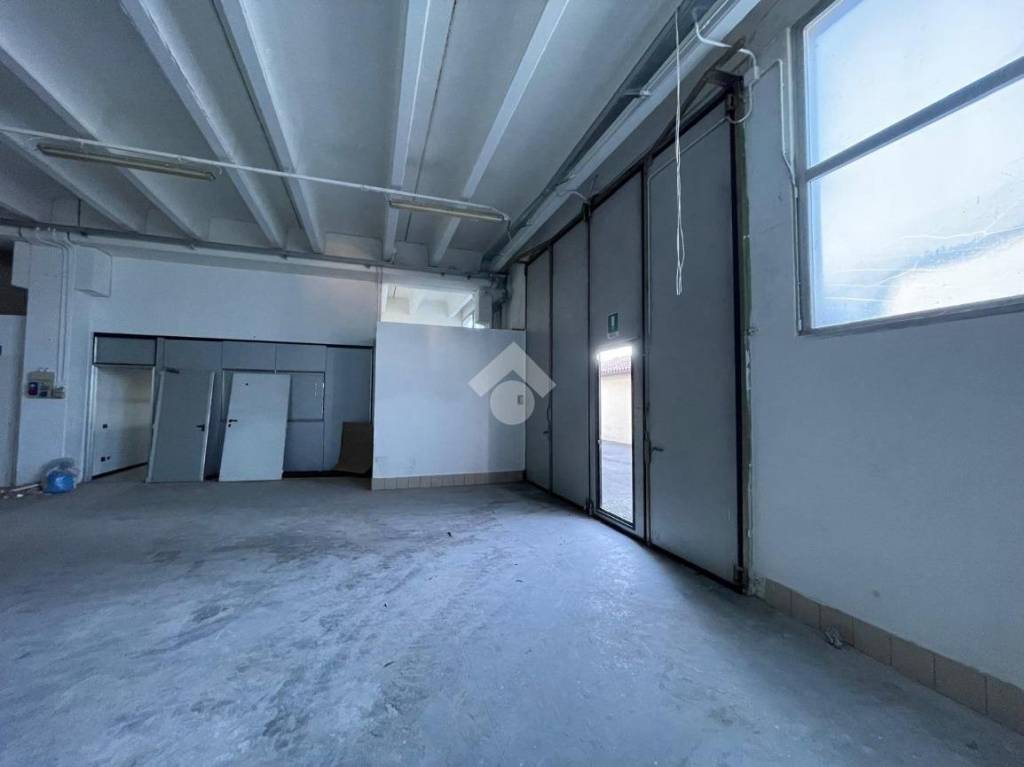 locale commerciale in vendita a Calcinate