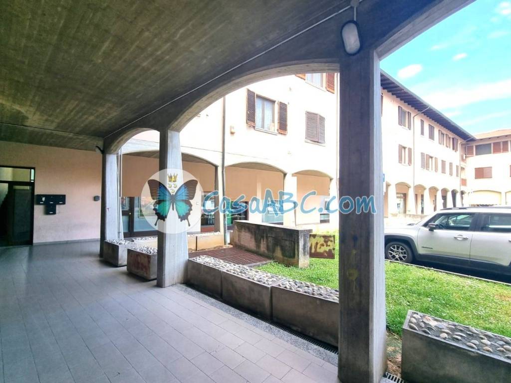 negozio in vendita a Calcinate