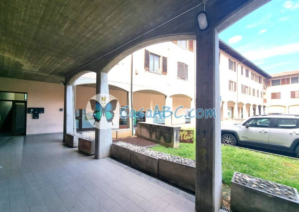 negozio in vendita a Calcinate