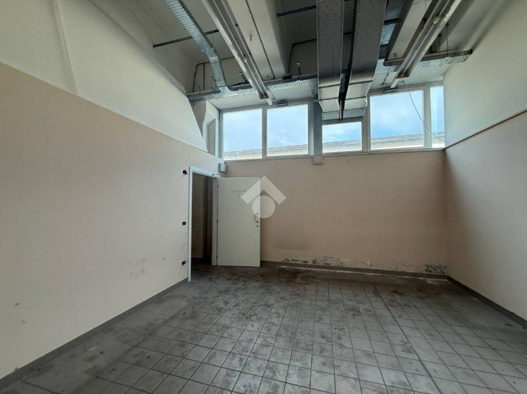 locale commerciale in vendita a Calcinate