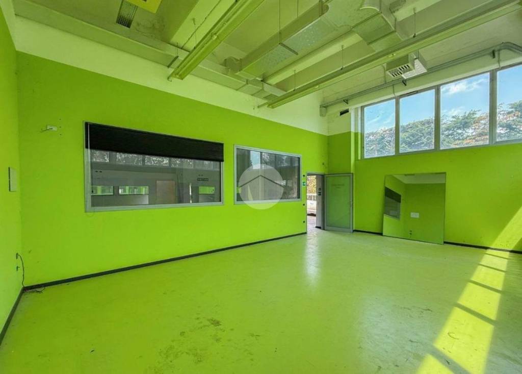 negozio in vendita a Calcinate