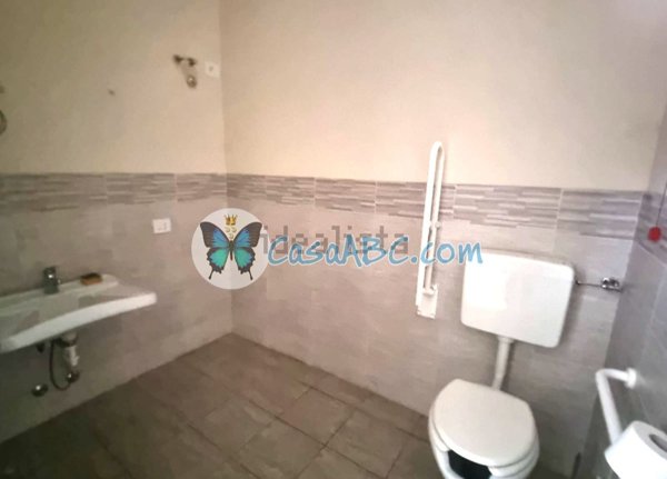 locale commerciale in vendita a Calcinate