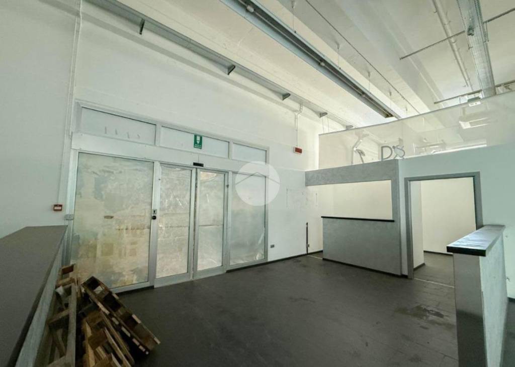 locale commerciale in vendita a Calcinate