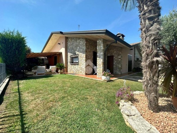 casa indipendente in vendita a Calcinate