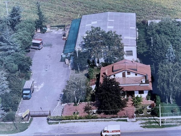 locale commerciale in vendita a Calcinate