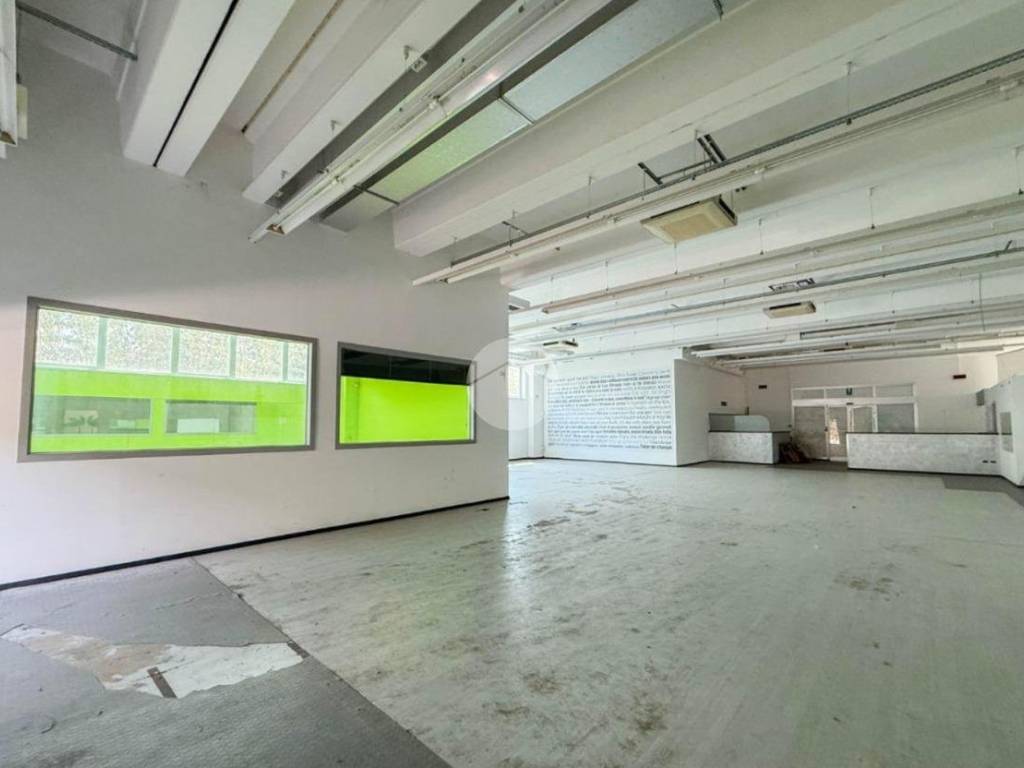 capannone in vendita a Calcinate