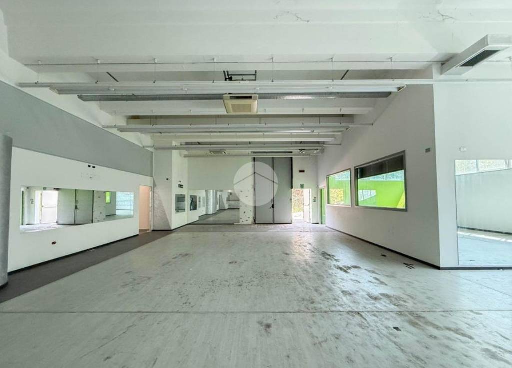 negozio in vendita a Calcinate