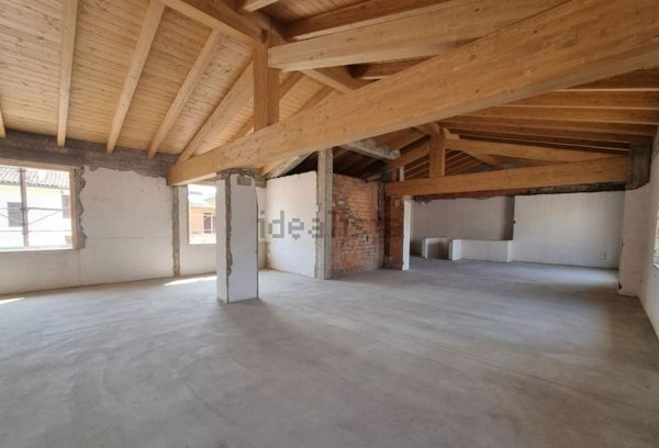 locale commerciale in vendita a Calcinate