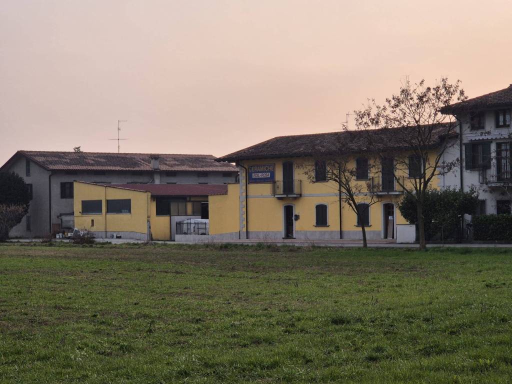 locale commerciale in vendita a Calcinate