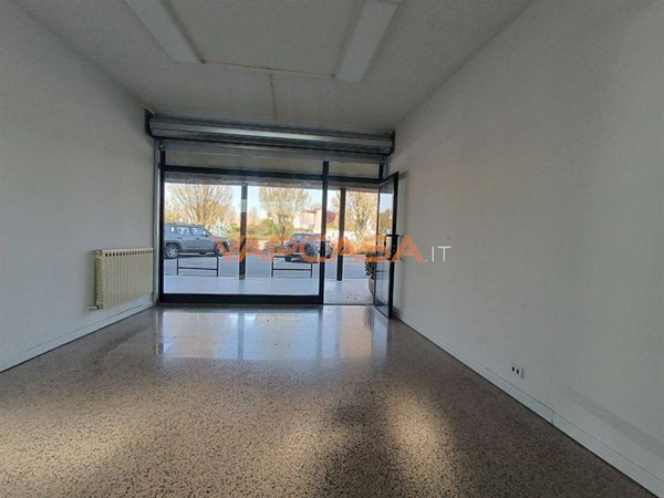 negozio in vendita a Calcinate
