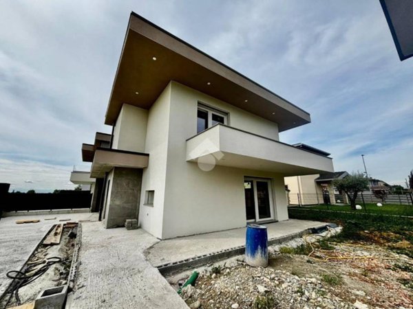 casa indipendente in vendita a Calcinate