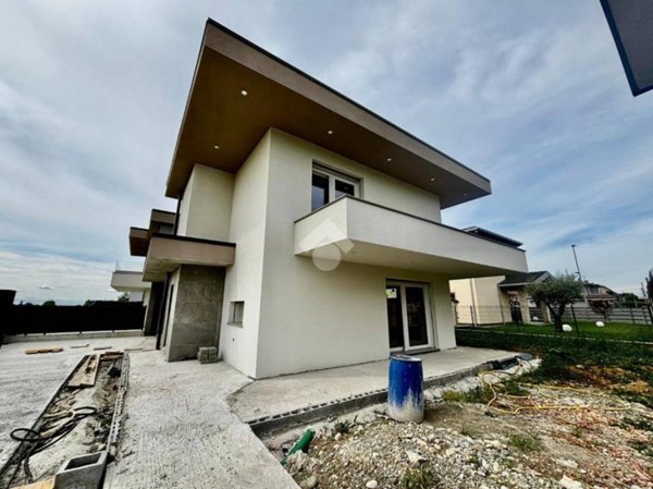 casa indipendente in vendita a Calcinate