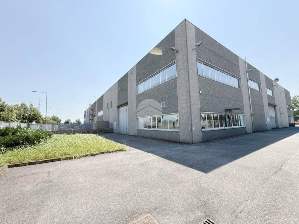 locale commerciale in vendita a Calcinate