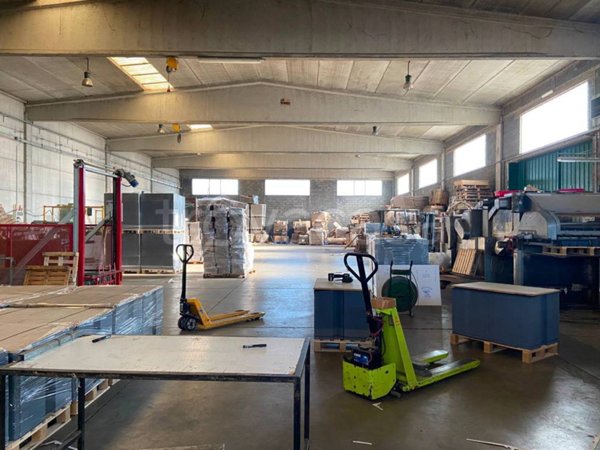 locale commerciale in vendita a Calcio
