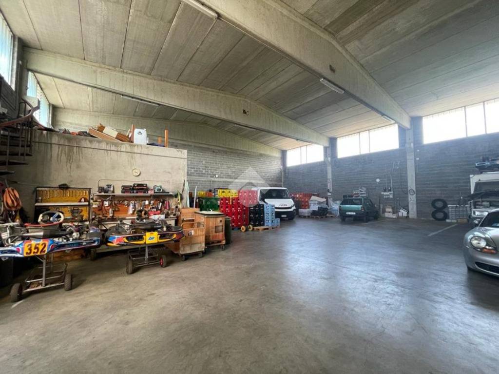 locale commerciale in vendita a Calcio