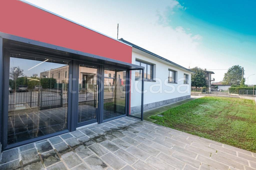 locale commerciale in vendita a Calcio