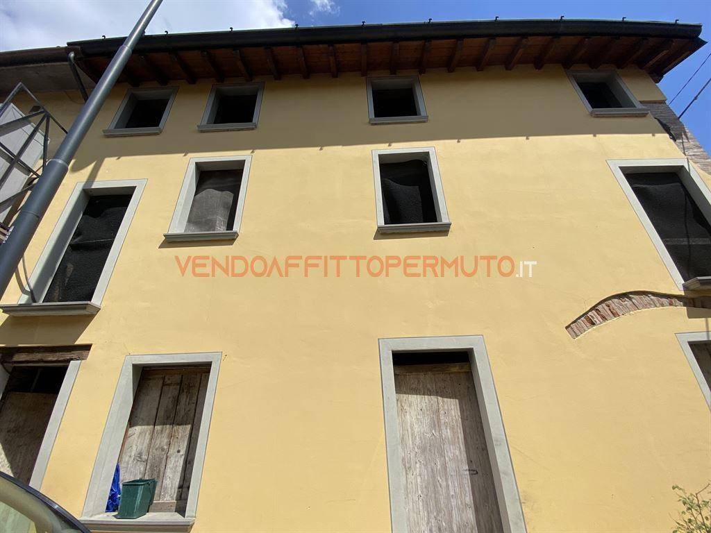 intera palazzina in vendita a Calcio