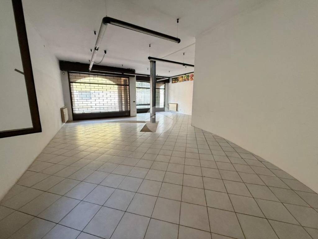 negozio in vendita a Calcio