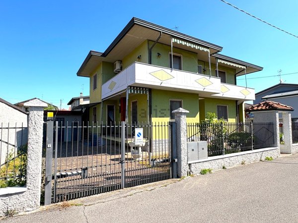 casa indipendente in vendita a Calcio
