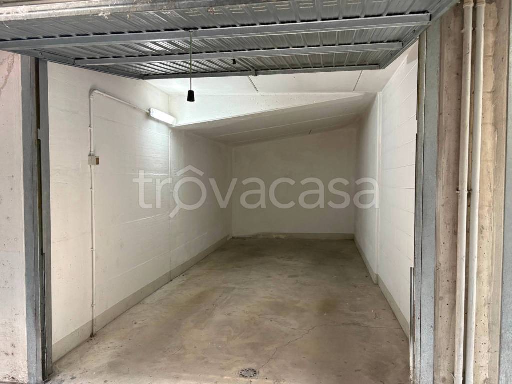 locale di sgombero in vendita a Calcio