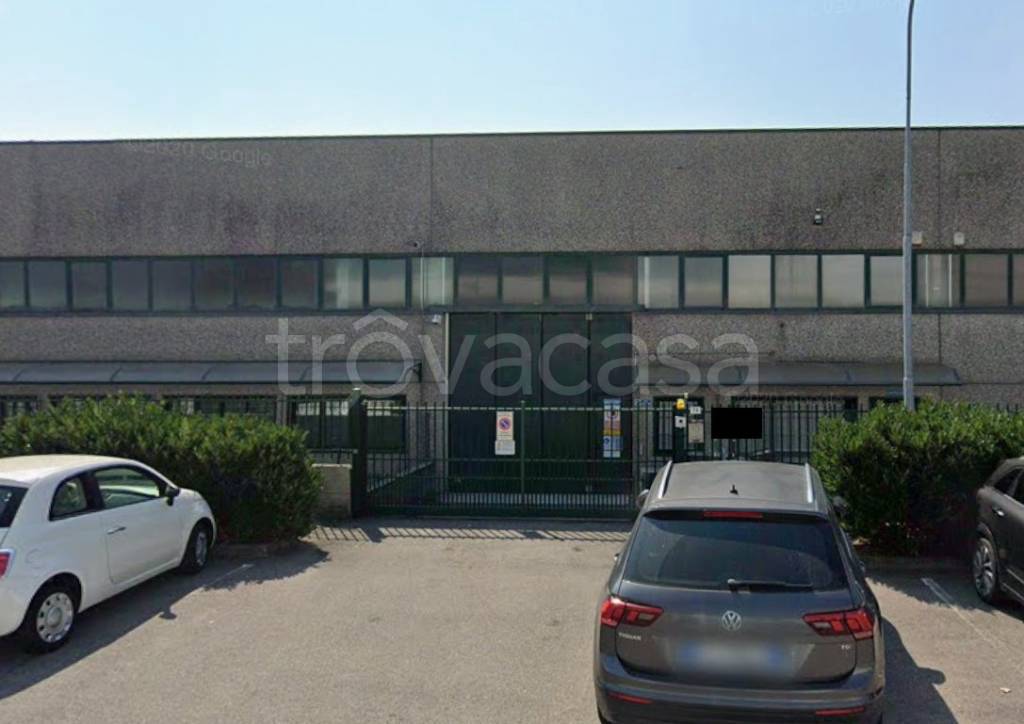 locale commerciale in vendita a Calusco d'Adda
