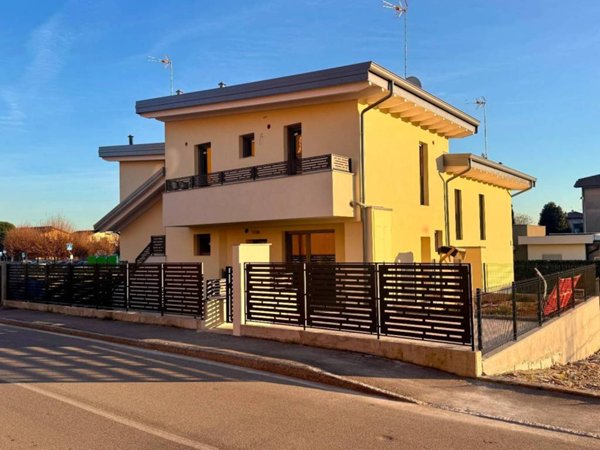casa indipendente in vendita a Calusco d'Adda