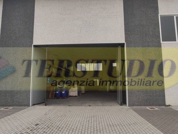 locale commerciale in vendita a Calusco d'Adda