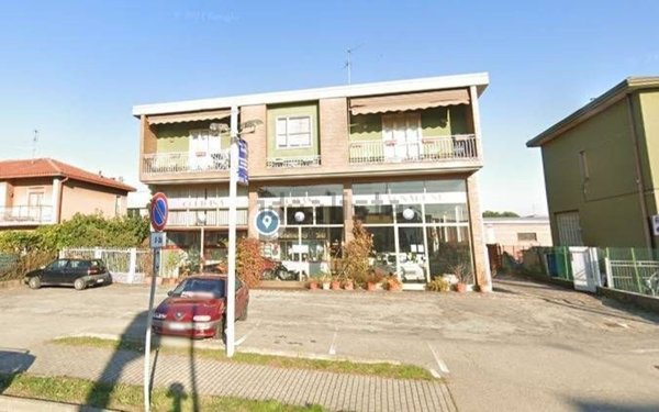 locale commerciale in vendita a Calusco d'Adda