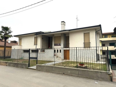 casa indipendente in vendita a Calvenzano
