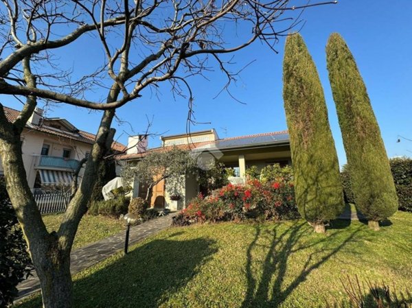 casa indipendente in vendita a Calvenzano