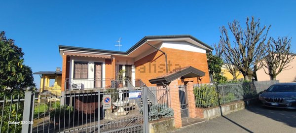 casa indipendente in vendita a Calvenzano