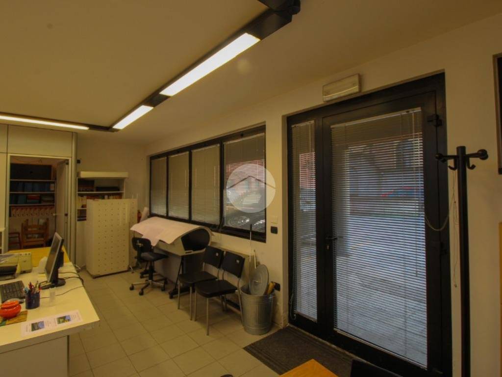 ufficio in vendita a Calvenzano