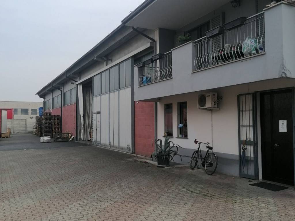 locale commerciale in vendita a Calvenzano