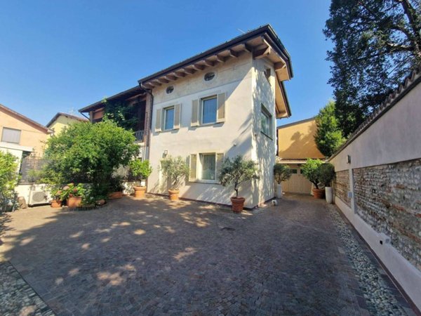 casa indipendente in vendita a Calvenzano