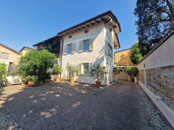casa indipendente in vendita a Calvenzano