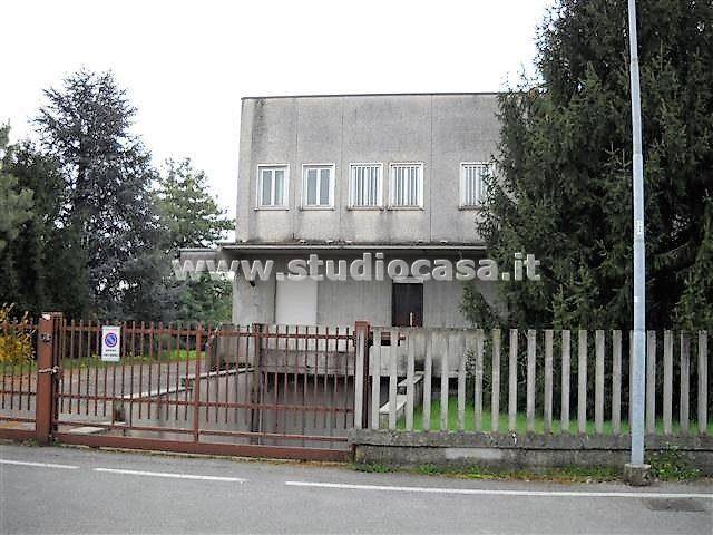 locale commerciale in vendita a Calvenzano