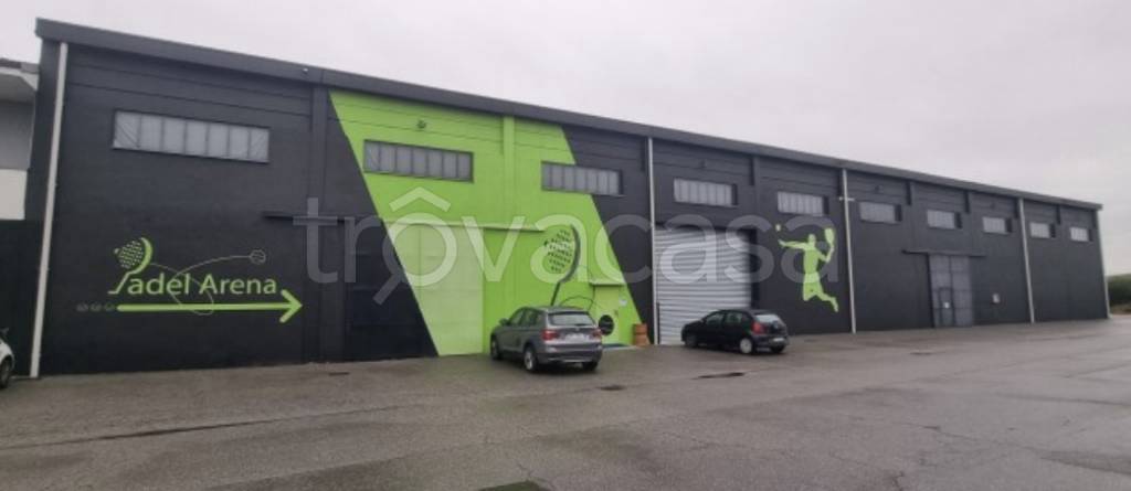 locale commerciale in vendita a Calvenzano