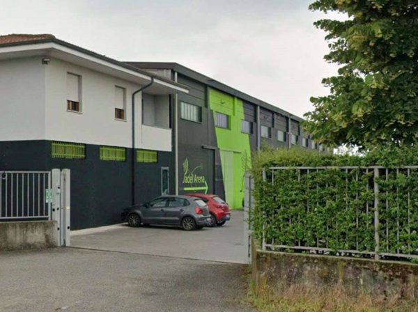 locale commerciale in vendita a Calvenzano