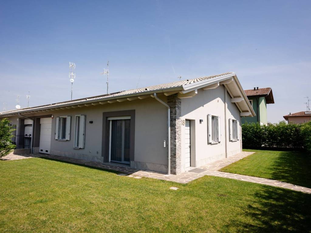 casa indipendente in vendita a Calvenzano