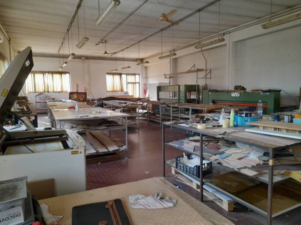 locale commerciale in vendita a Calvenzano