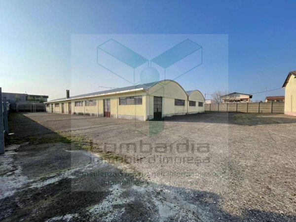 locale commerciale in vendita a Calvenzano