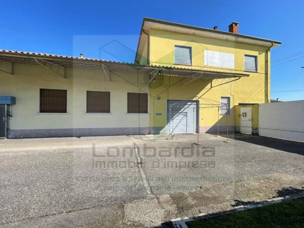 locale commerciale in vendita a Calvenzano