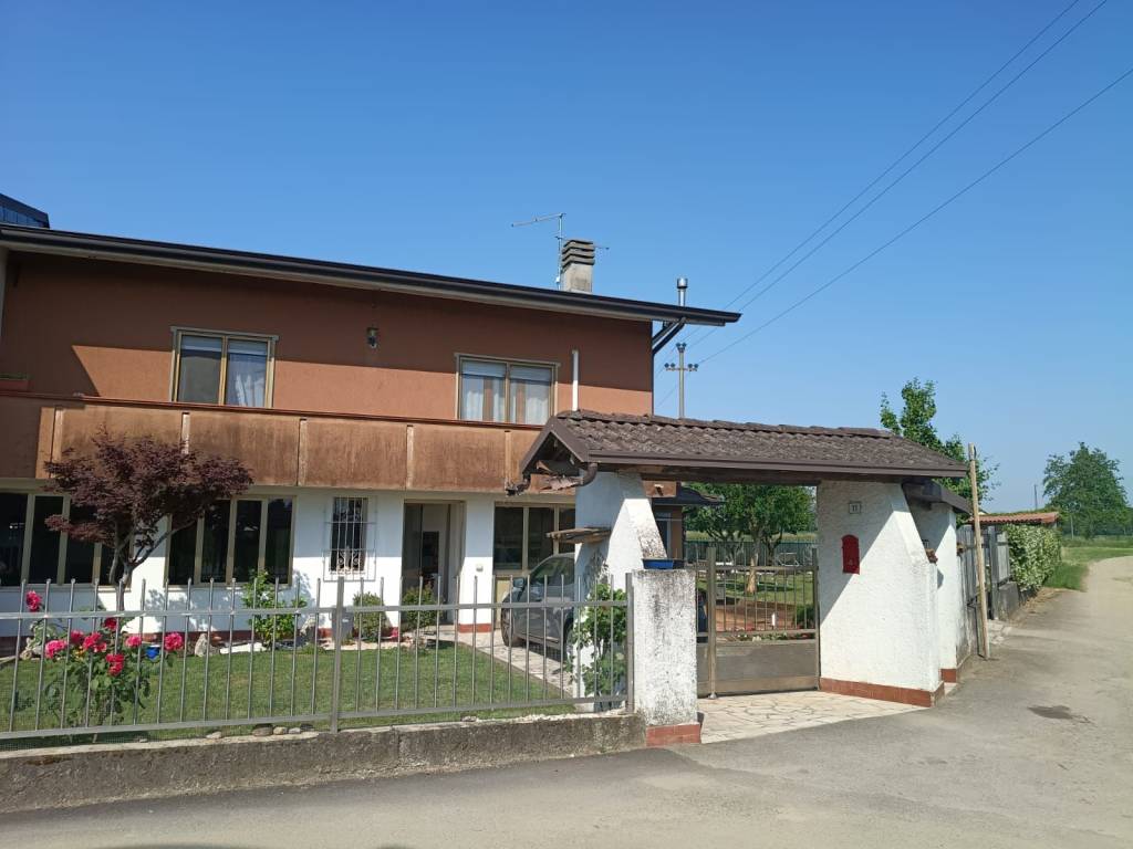 casa indipendente in vendita a Calvenzano