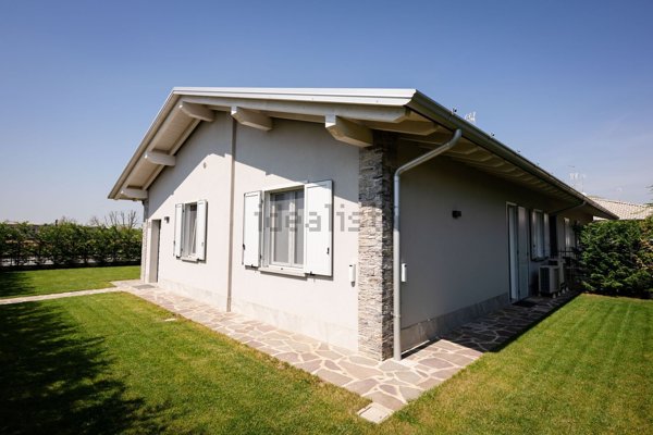 casa indipendente in vendita a Calvenzano