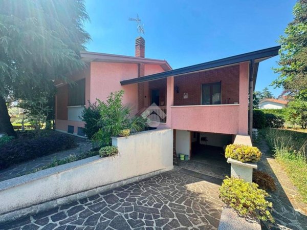 casa indipendente in vendita a Calvenzano